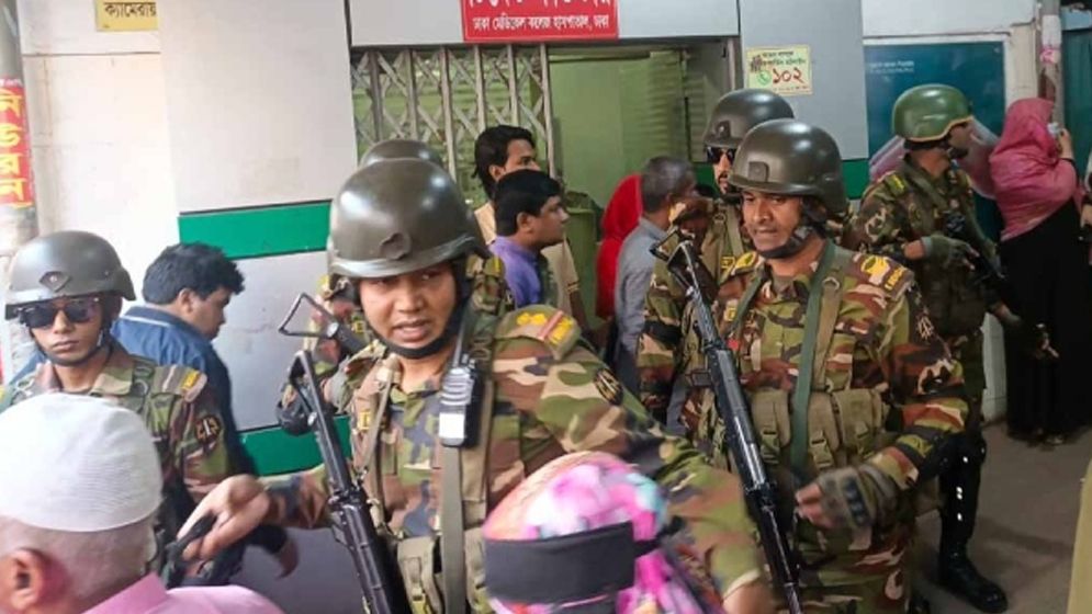ঢামেক হাসপাতালে নিরাপত্তা জোরদারে সেনা মোতায়েন