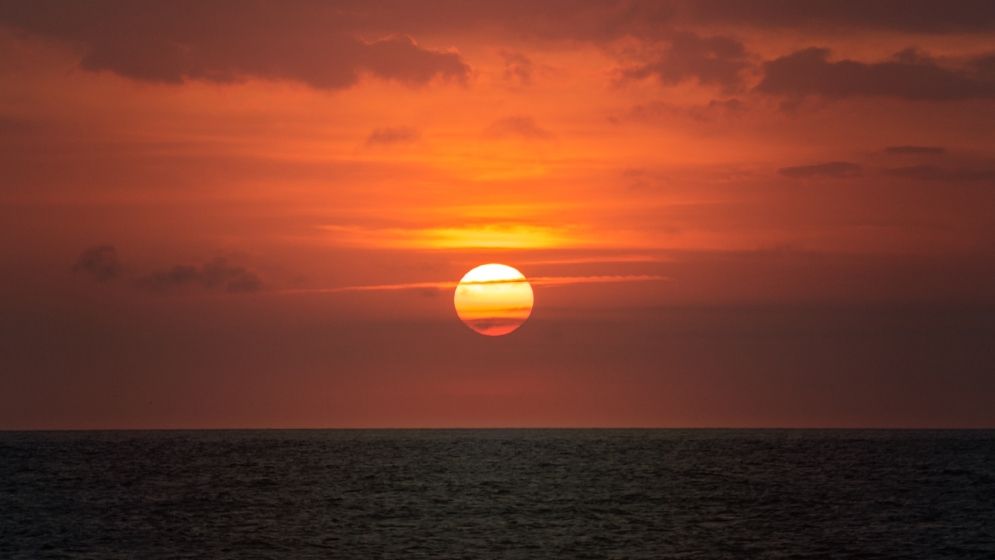 সূর্য কেন অস্ত যাওয়ার সময় কমলা ও লাল রূপ ধারণ করে