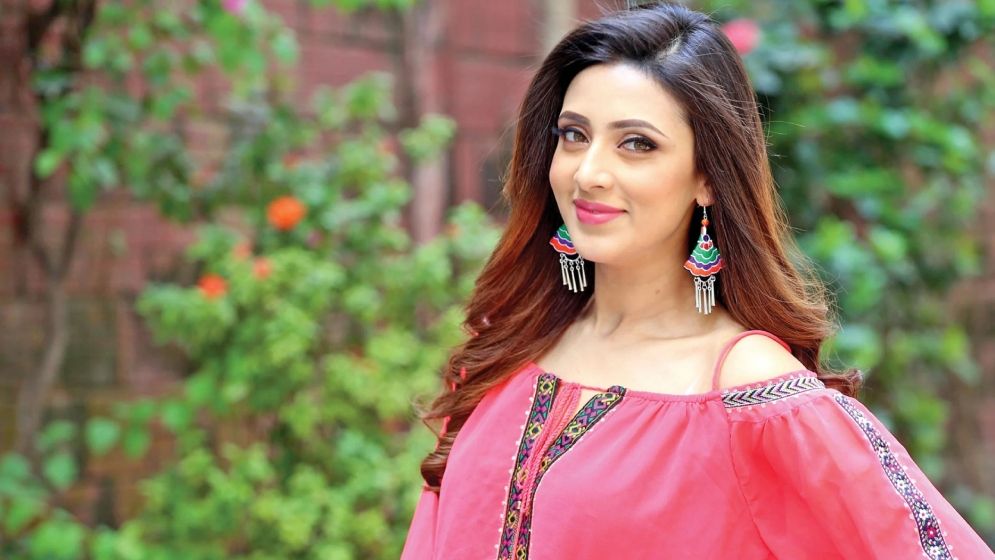 ছুটির মেজাজে সাগরপাড়ে লাস্যময়ী মিম