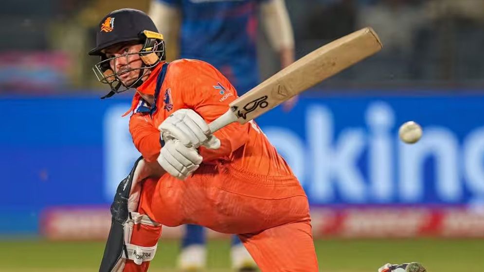 টি-টোয়েন্টিতে এক ব্যাটারের ২৩ ছক্কায় দলীয় ২২৯!