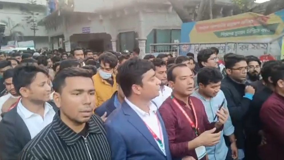 হাদিকে গুলির প্রতিবাদে ঢামেকে ছাত্রদলের বিক্ষোভ