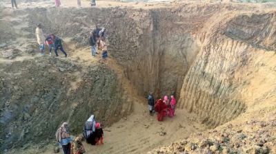 শিশু সাজিদের ‘মৃত্যুকূপ’ দেখতে মানুষের ভিড়