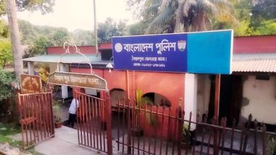 মোবাইলে কথা বলতে বলতেই প্রাণ গেল যুবকের