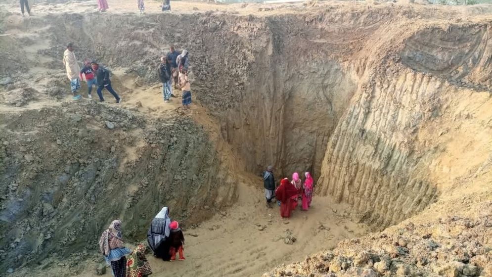 শিশু সাজিদের ‘মৃত্যুকূপ’ দেখতে মানুষের ভিড়