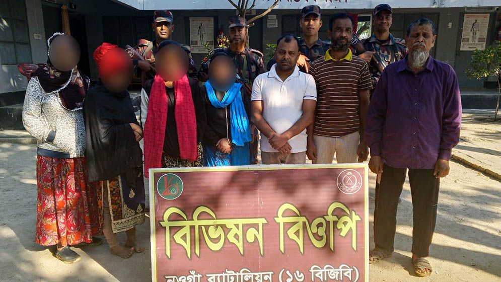 গোমস্তাপুর সীমান্ত দিয়ে ১৫ বাংলাদেশিকে পুশইন