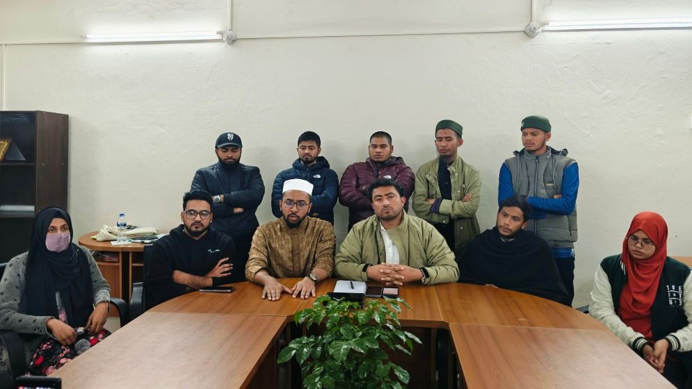 হামলাকারী শিক্ষকদের বিচার চেয়ে প্রশাসনিক ভবনে তালা, বিএনপিপন্থি শিক্ষকদের উদ্বেগ