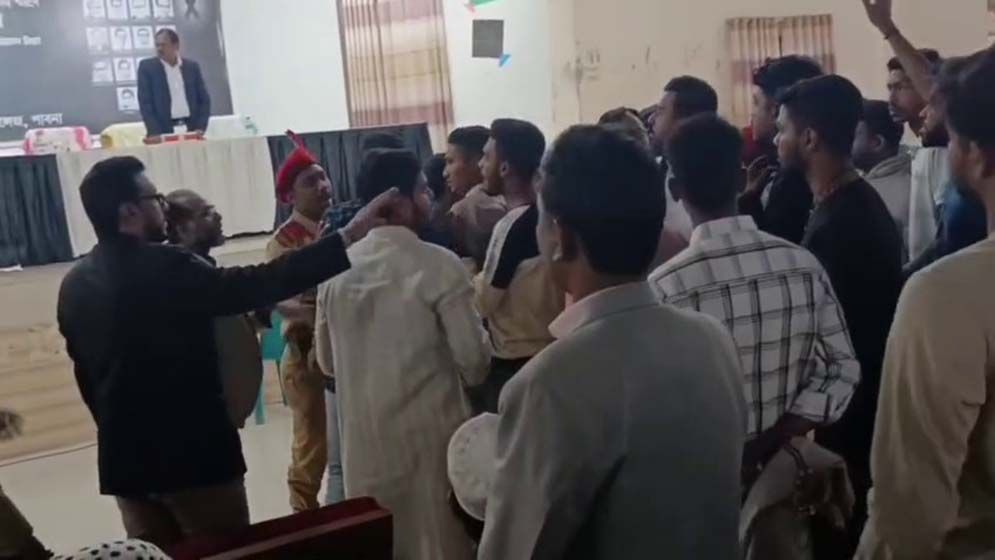 পাবনায় বুদ্ধিজীবী দিবসের আলোচনা সভায় হট্টগোল, জানা গেল কারণ