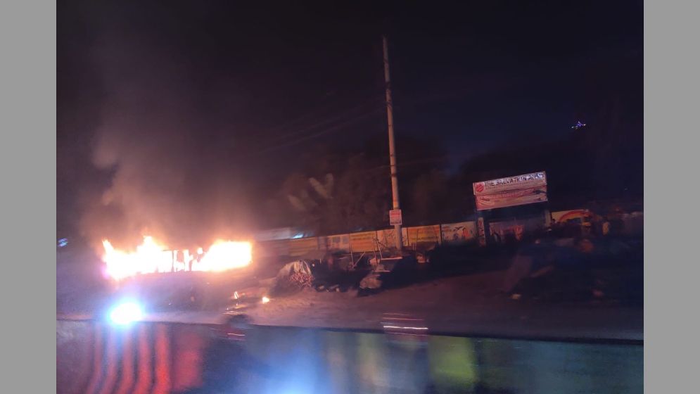 পার্কিং করা বাসে দুর্বৃত্তদের আগুন