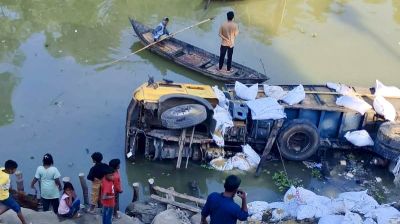 সারবোঝাই ট্রাক উল্টে ইছামতি নদীতে, ক্ষতি ৬ লাখ