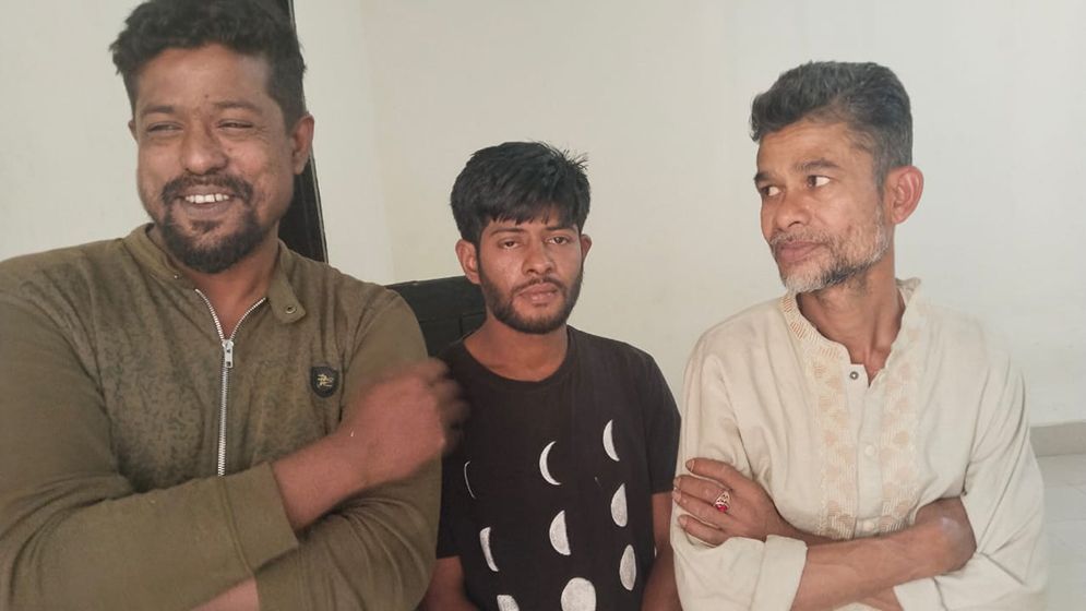 দিনদুপুরে দেয়ালে চিকা, কার্যক্রম নিষিদ্ধ সংগঠনের ৩ নেতাকর্মী আটক