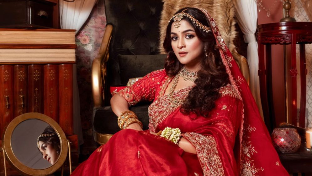 লাল শাড়িতে দ্যুতি ছড়ালেন সাদিয়া আয়মান