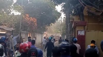 ফলের দোকানে অটোরিকশার ধাক্কায় দুদল গ্রামবাসীর সংঘর্ষ, আহত ২০