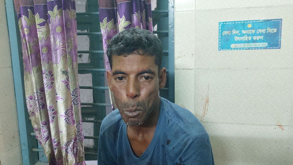 দিনে দুপুরে দুই সন্তানের জননীকে গলা কেটে হত্যাচেষ্টা