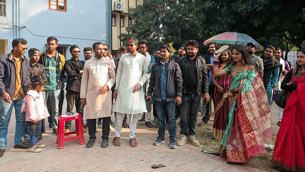 বিজয় দিবসে রাজাকার-আলবদরের প্রতিকৃতিতে জুতা নিক্ষেপ