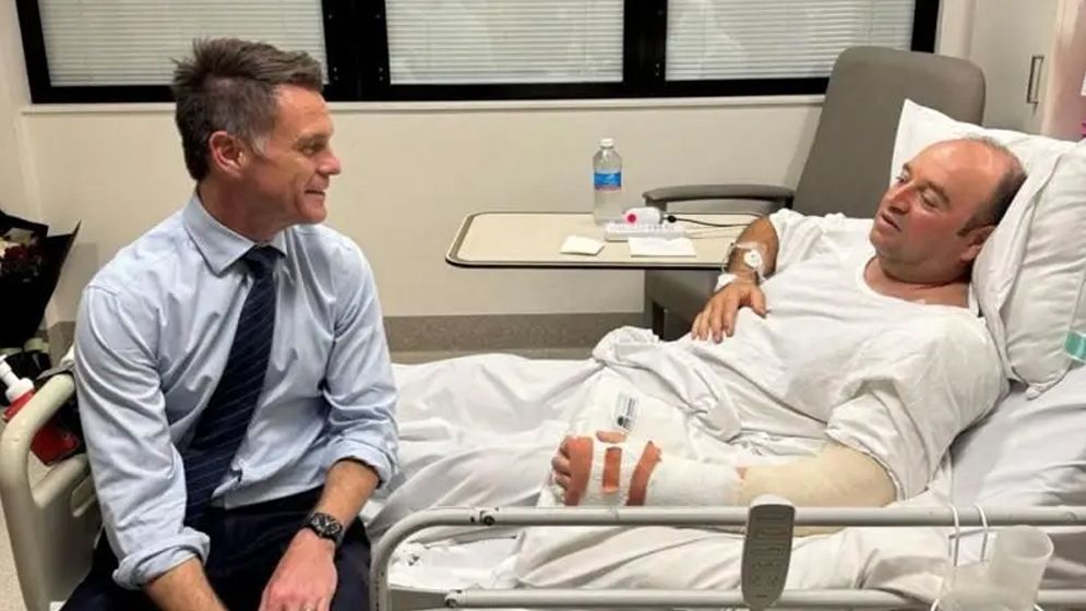 অস্ট্রেলিয়ায় হামলাকারীর অস্ত্র ছিনিয়ে নেওয়া ব্যক্তিটি কে?