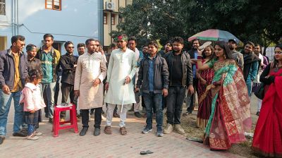 বিজয় দিবসে রাজাকার-আলবদরের প্রতিকৃতিতে জুতা নিক্ষেপ