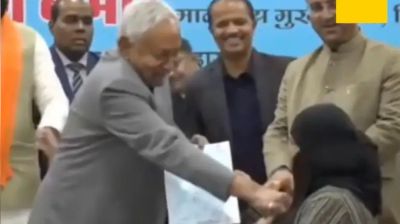 টান দিয়ে নারী চিকিৎসকের হিজাব খুলে ফেললেন বিহারের মুখ্যমন্ত্রী