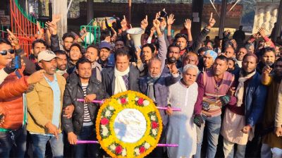 নিজেদের নাম লিখে পুষ্পমাল্য দিলেন বিএনপির বহিষ্কৃত ২৪ নেতাকর্মী