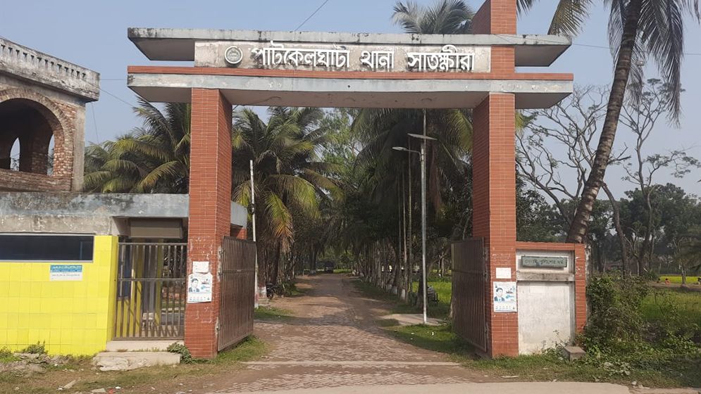 ত্রিমুখী সংঘর্ষে মা ও ছেলে নিহত