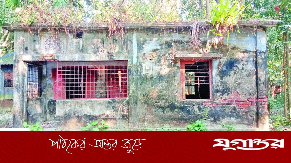 মুন্সী আব্দুর রউফের বাড়ি সাপ-বিচ্ছুর আবাসস্থল