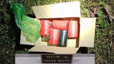 ‘সন্ত্রাসী মুসার’ বাড়ির ময়লা-আবর্জনার স্তূপে ককটেল-ম্যাগাজিন