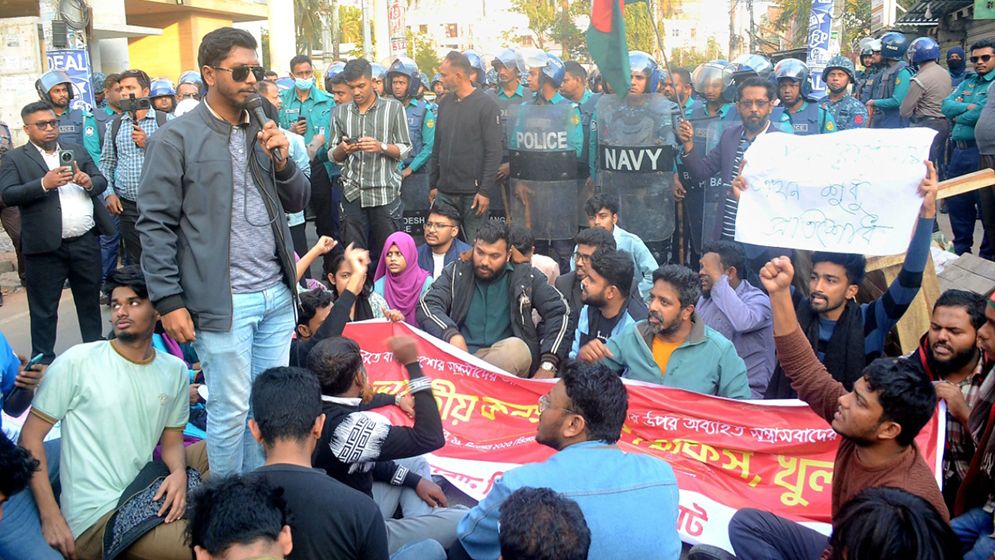 খুলনায় পুলিশের ব্যারিকেড ভেঙে ভারতীয় হাই কমিশন ঘেরাওয়ের চেষ্টা