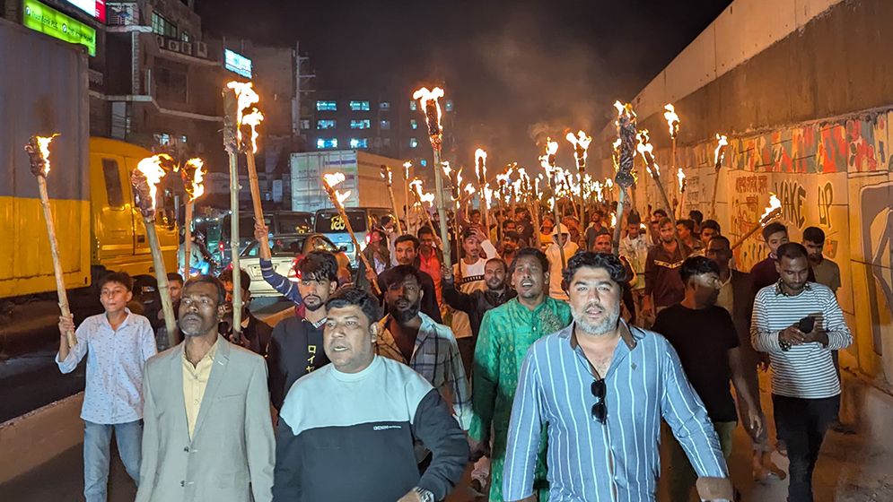 মনোনয়ন পুনর্বিবেচনা করে বাবুলকে দেওয়ার দাবিতে মশাল মিছিল