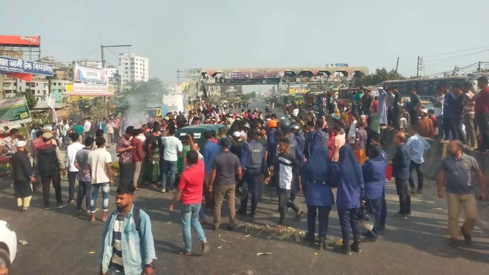 ঢাকা-চট্টগ্রাম মহাসড়ক অবরোধ, ৪ কিলোমিটার যানজট
