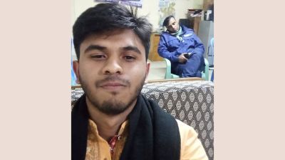 হেফাজতে ছাত্রলীগ নেতার লাইভ চ্যাটিং, পুলিশসহ সেলফি তুলে স্ট্যাটাস!