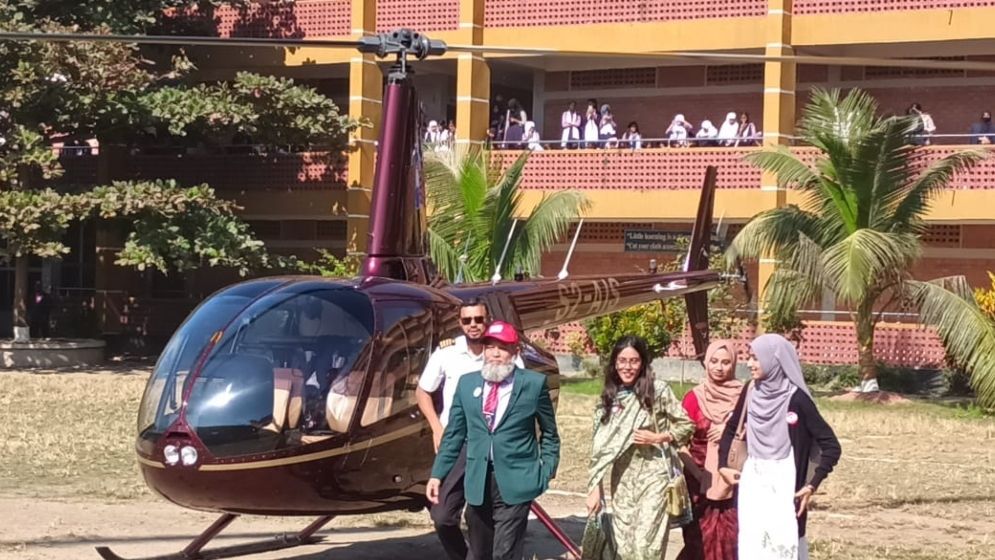 কৃতী শিক্ষার্থীদের হেলিকপ্টারে সংবর্ধনা