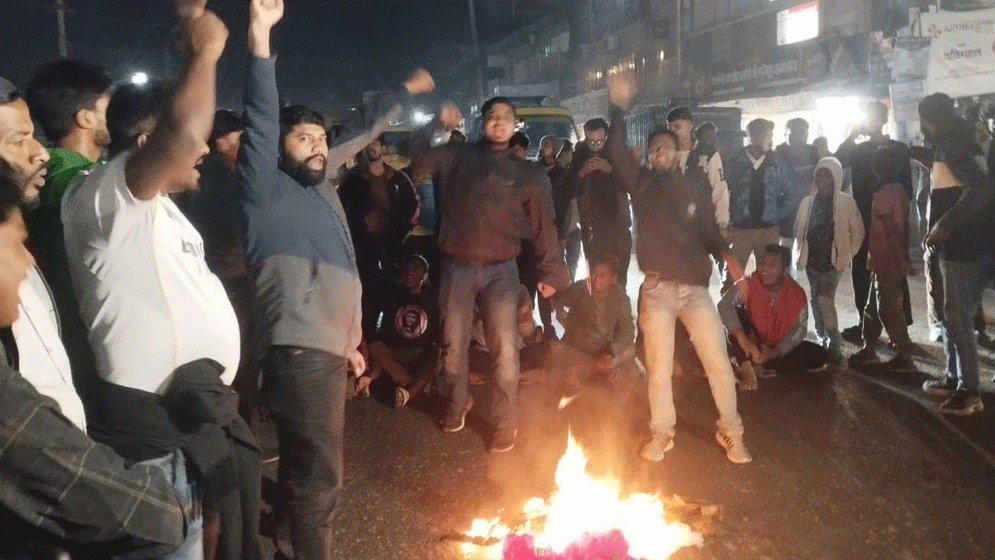 হাদির মৃত‍্যুতে ঢাকা-বরিশাল মহাসড়ক অবরোধ