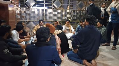 হাদি হত্যার প্রতিবাদে বরগুনায় পুলিশ সুপারের কার্যালয় অবরোধ