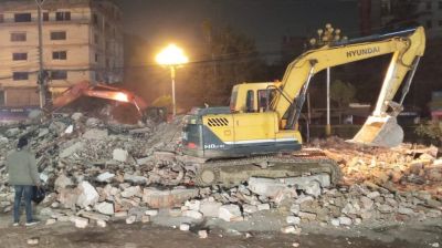 বুলডোজার দিয়ে আ.লীগ অফিস গুঁড়িয়ে দিলেন বিক্ষোভকারীরা