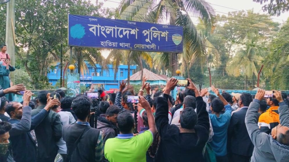 হান্নান মাসউদকে হুমকির প্রতিবাদে থানা ঘেরাও