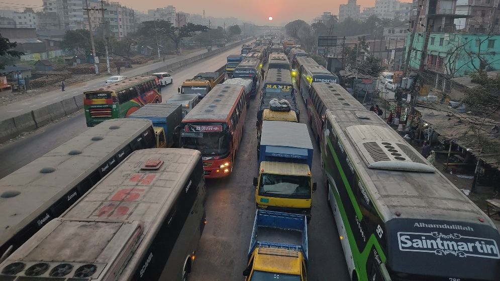 হাদির মৃত্যুতে যাত্রাবাড়ী ও শনির আখড়ায় মহাসড়ক অবরোধ