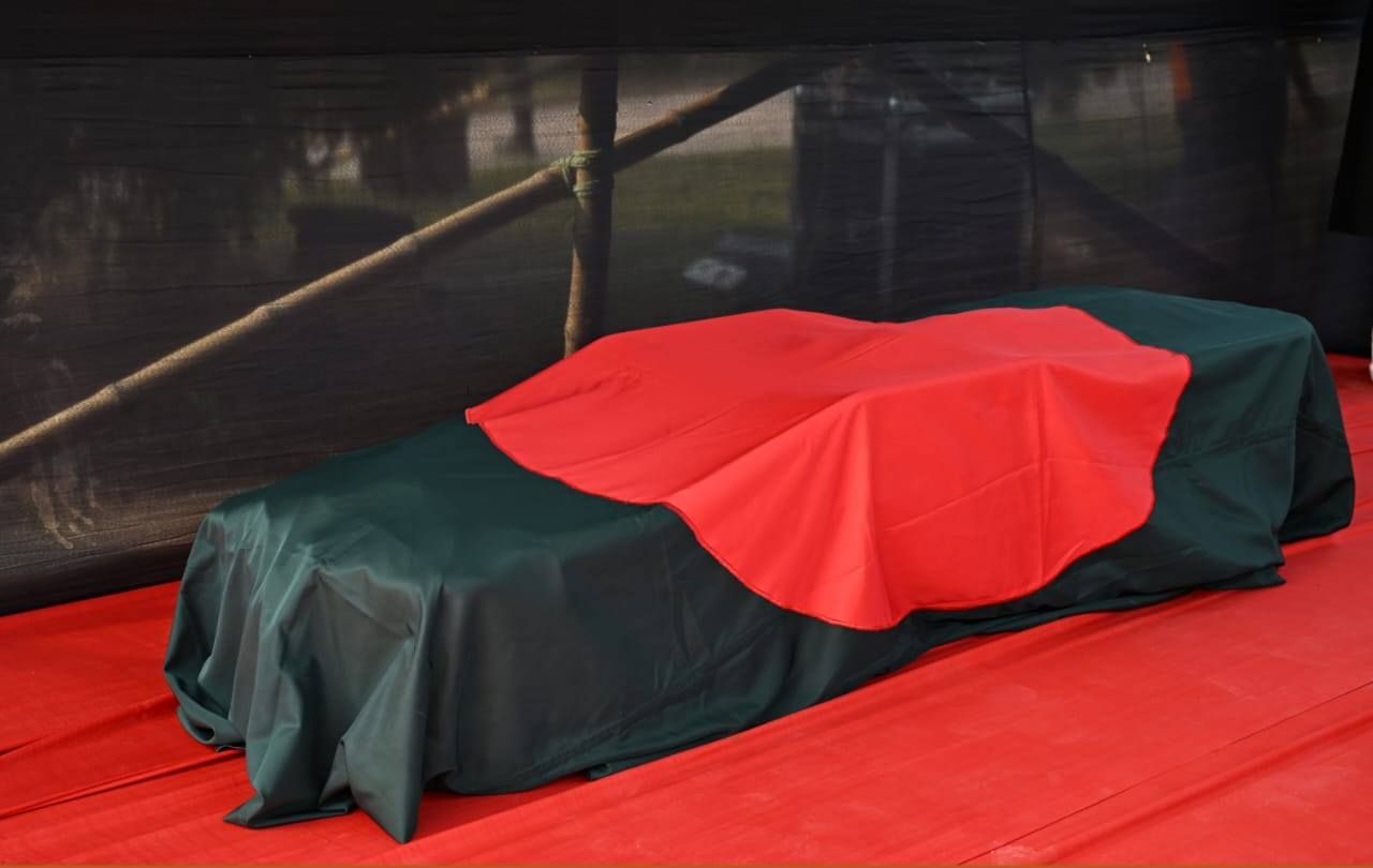 শহীদ ওসমান হাদির শেষ বিদায়, দেখুন ছবিতে