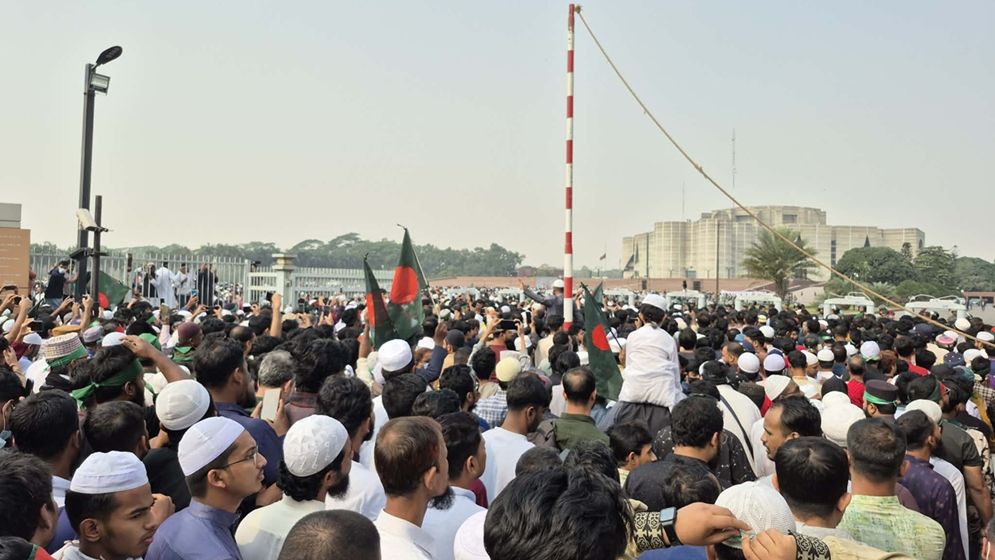 সংসদ প্লাজায় পৌঁছেছে ওসমান হাদির লাশ, লাখো মানুষের ঢল