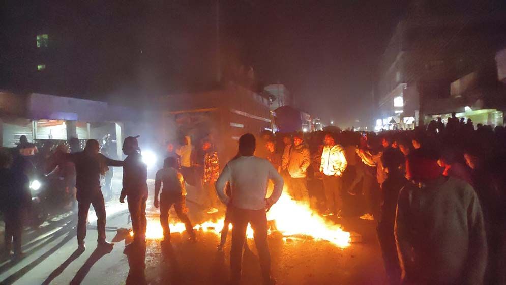 ট্রাকচাপায় ২ ভাই নিহত, মহাসড়ক অবরোধ-পুলিশ বক্স ফাঁড়ি ভাঙচুর