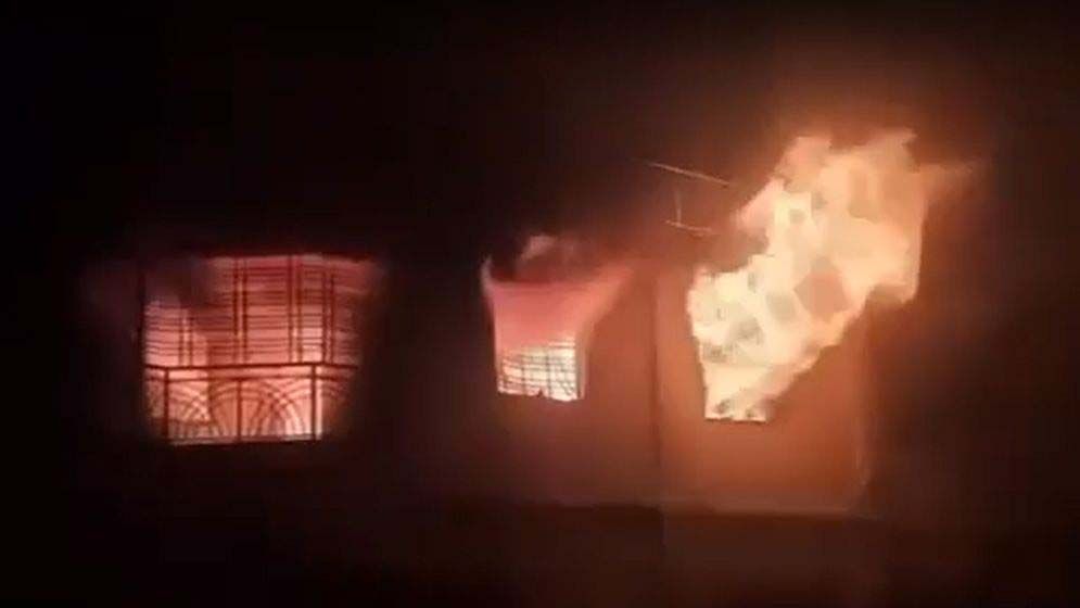 সাবেক নৌ প্রতিমন্ত্রী ও মেয়রের বাড়িতে আগুন