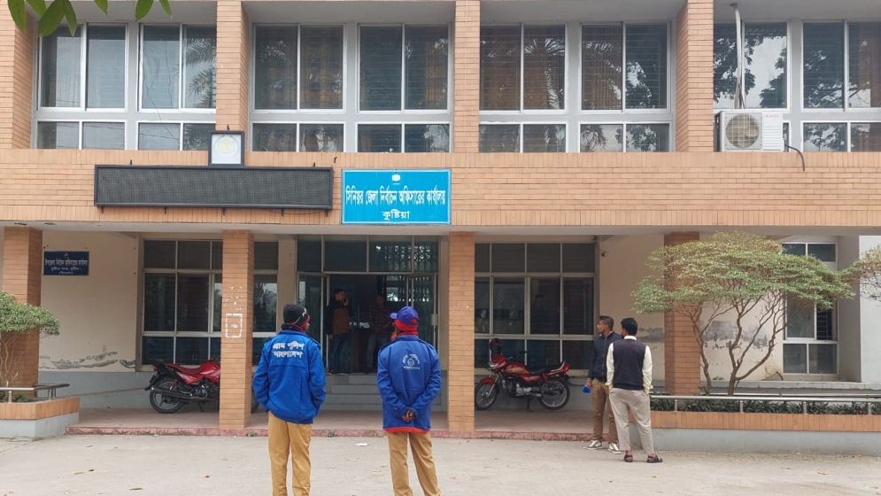 নির্বাচন অফিসারের কার্যালয়ে দুর্বৃত্তদের আগুন