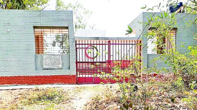 দুপচাঁচিয়ায় রাস্তার অভাবে পরিত্যক্ত আমষট্ট স্মৃতিস্তম্ভ