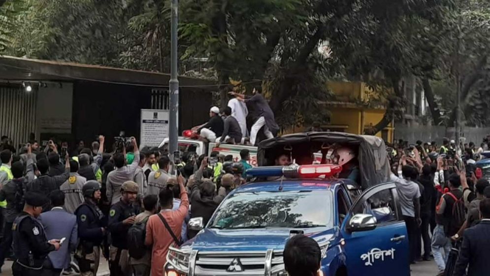 কবরস্থানে পৌঁছেছে শহীদ হাদির লাশ