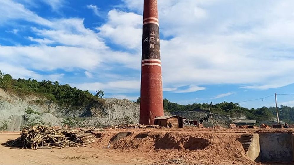 চট্টগ্রামে ইট পোড়াতে উজাড় হচ্ছে বন, সাবাড় হচ্ছে পাহাড়