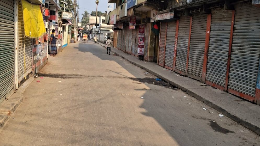 হাদির মৃত্যুতে দোকানপাট বন্ধ রেখেছেন তার এলাকার ব্যবসায়ীরা