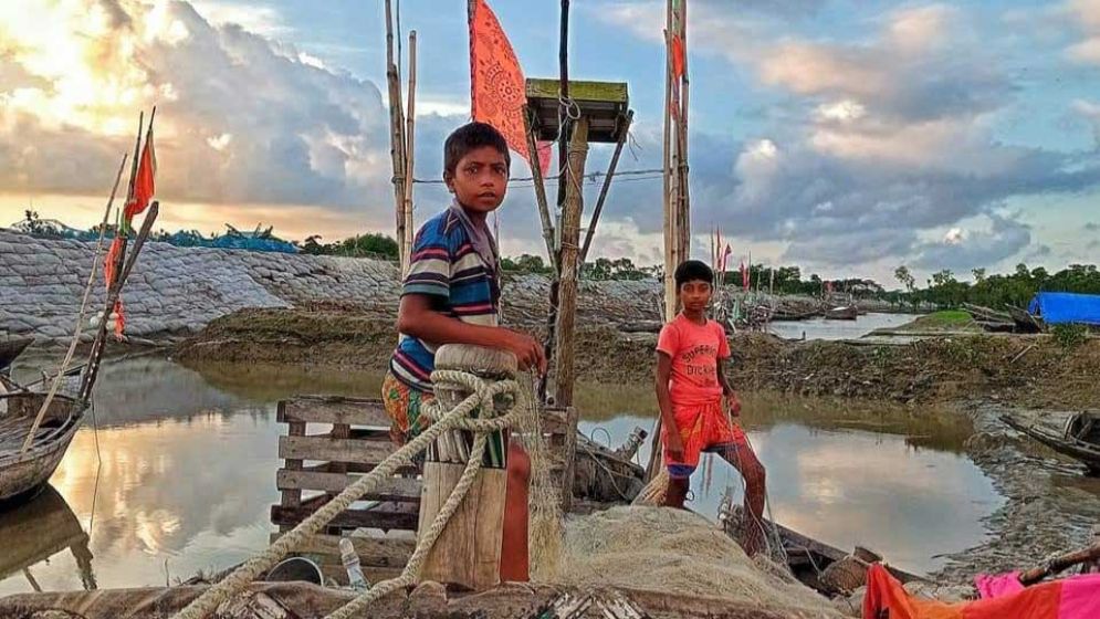 উপকূলে হারিয়ে যাওয়া শৈশব, কন্যা শিশুর বিয়ে