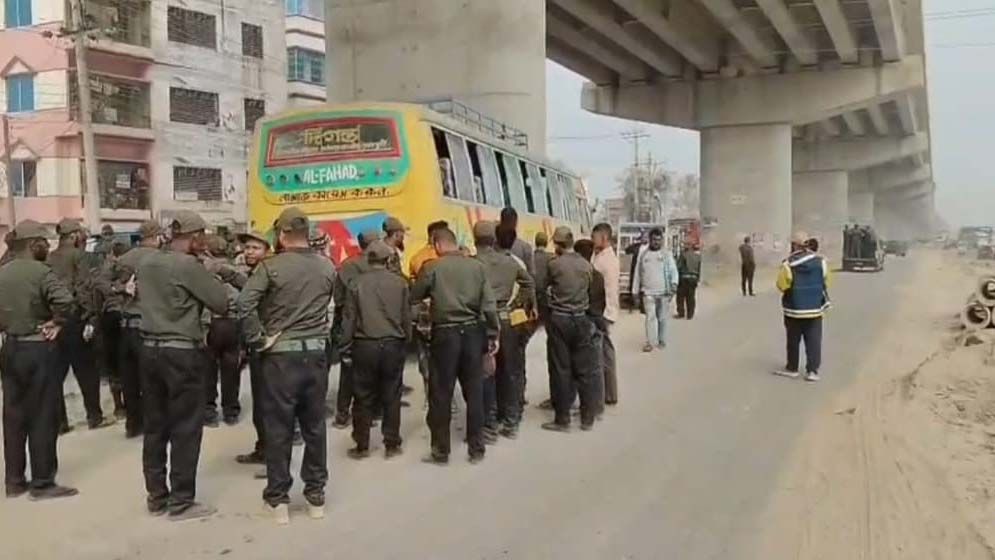 ফ্লাইওভারের পিলারে বাসের ধাক্কা, ১১ আনসার সদস্য আহত