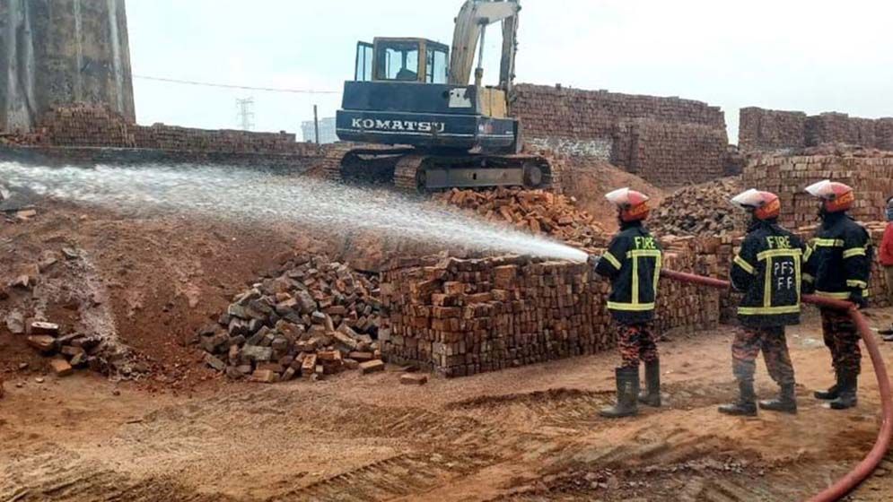 ১৫ লাখ টাকা জরিমানা আদায়ের পর গুঁড়িয়ে দেওয়া হলো অবৈধ ৩ ইটভাটা