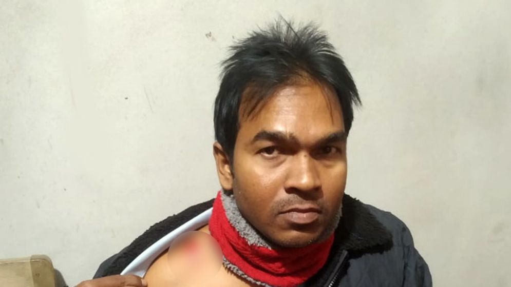 শিক্ষককে হাতুড়িপেটা ছাত্রের বাবার