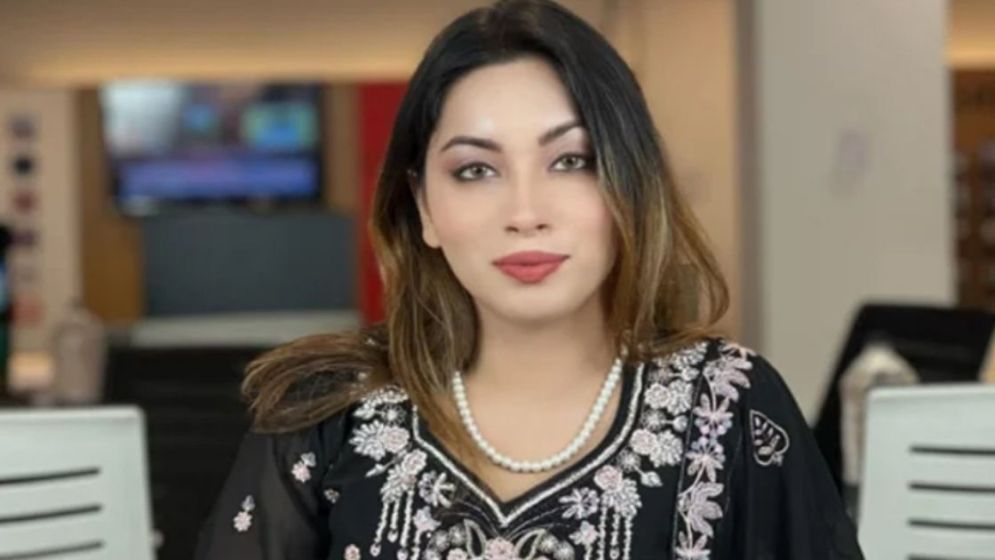 প্রকাশ্যেই অভিনেত্রীর কাপড় ধরে টানাটানি