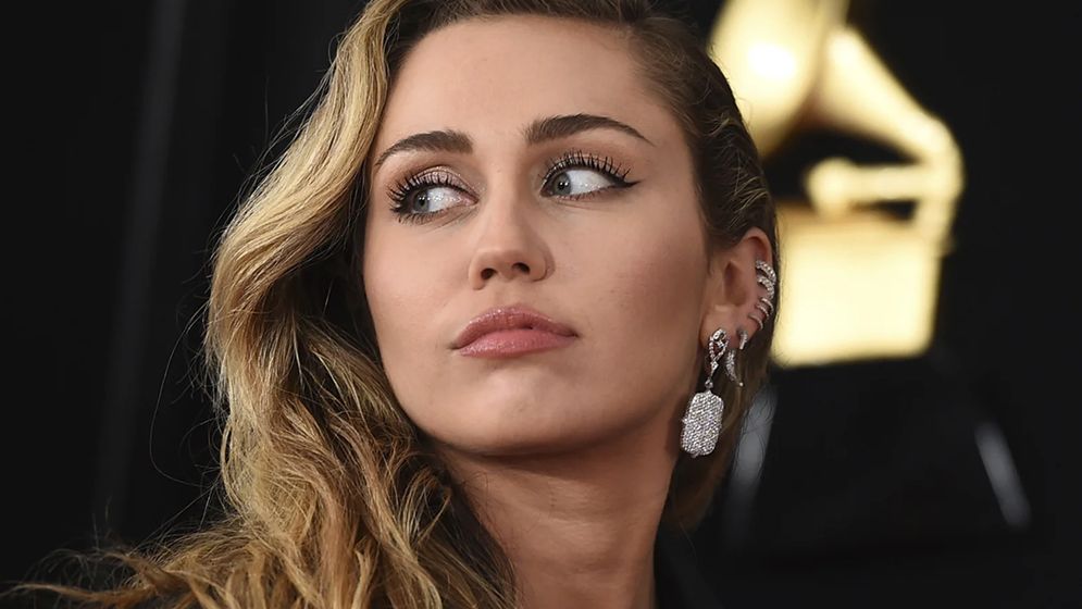 অ্যাভাটারে গান গেয়ে যে সম্মান পাচ্ছেন মার্কিন সংগীতশিল্পী মাইলি সাইরাস